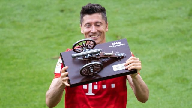 Bayern-Stürmer Robert Lewandowski mit der Torjägerkanone.