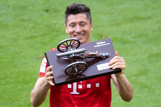 Bayern-Stürmer Robert Lewandowski mit der Torjägerkanone.