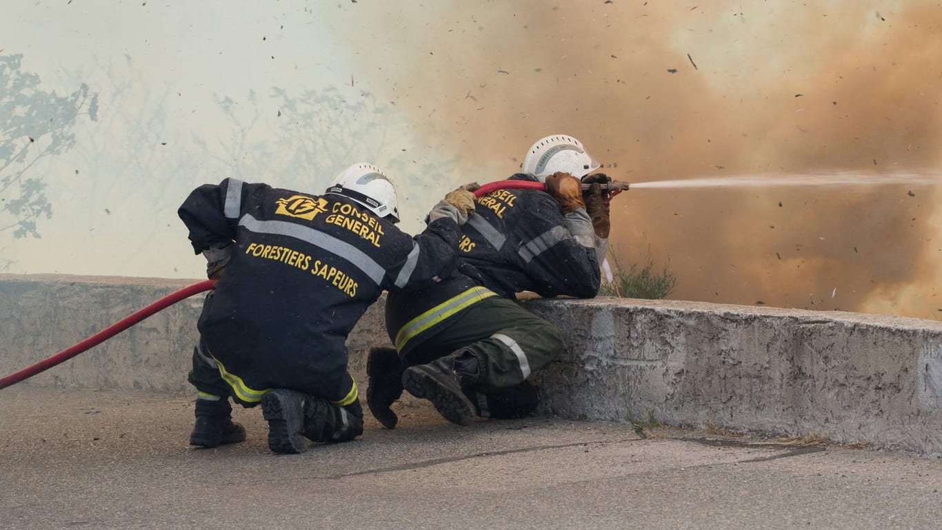 Waldbrände in Frankreich: Mehr als 2.500 Urlauber mussten in Argelès-sur-Mer evakuiert werden. (Symbolbild)Waldbrände in Frankreich Carro La Couronne Le 26 juillet 2017 L incendie qui s est declenche le