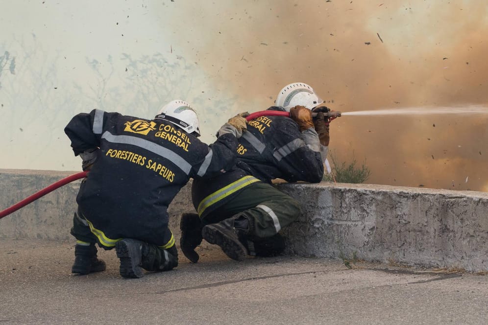Waldbrände in Frankreich: Mehr als 2.500 Urlauber mussten in Argelès-sur-Mer evakuiert werden. (Symbolbild)Waldbrände in Frankreich Carro La Couronne Le 26 juillet 2017 L incendie qui s est declenche le