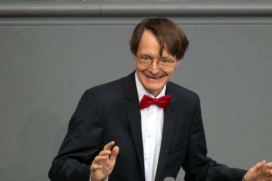 SPD-Fraktionsvize und Gesundheitsexperte Karl Lauterbach spricht im Bundestag.