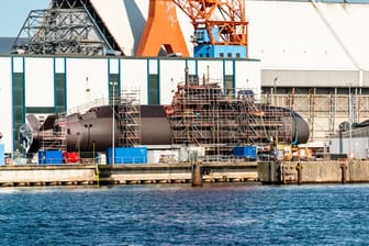 U-Boot-Werft von Thyssen-Krupp an dier Kieler Förde: Bei den Waffen für die Türkei soll es sich ausschließlich um "Ware für den maritimen Bereich" handeln. (Symbolfoto)