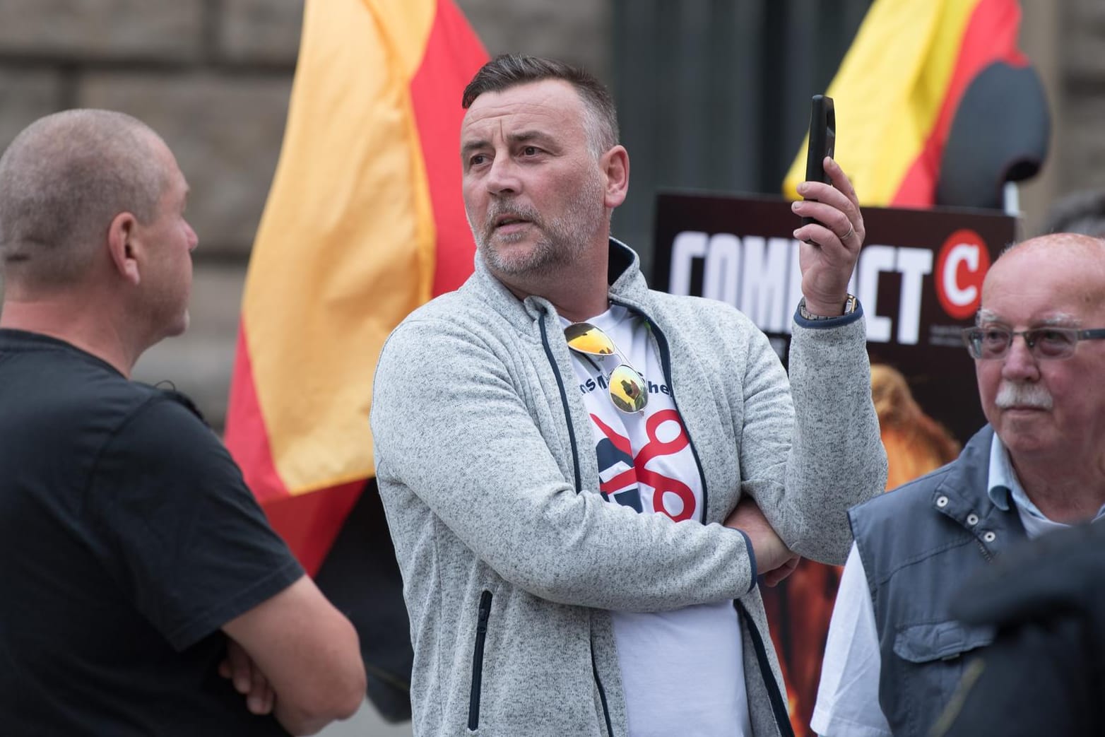 Pegida-Gründer Lutz Bachmann (M.) am Montag in Dresden: Wenige Wochen vor der Landtagswahl in Sachsen besuchte die Kanzlerin ein Frauennetzwerktreffen.