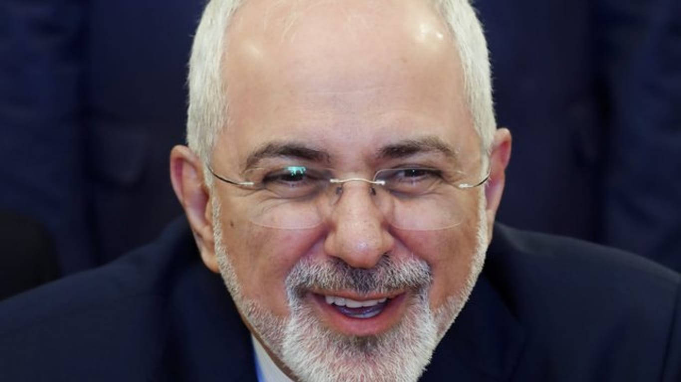 In Teheran kursieren Gerüchte, Außenminister Sarif wolle in New York eventuell ein Treffen mit der amerikanischen Seite am Rande der UN-Vollversammlung im September vorbereiten.