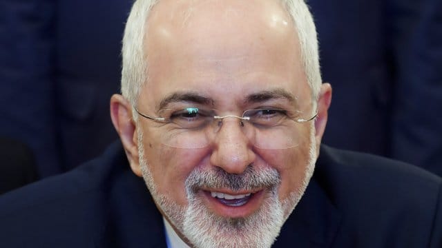 In Teheran kursieren Gerüchte, Außenminister Sarif wolle in New York eventuell ein Treffen mit der amerikanischen Seite am Rande der UN-Vollversammlung im September vorbereiten. In Teheran kursieren Gerüchte, Außenminister Sarif wolle in New York eventuell ein Treffen mit der amerikanischen Seite am Rande der UN-Vollversammlung im September vorbereiten.