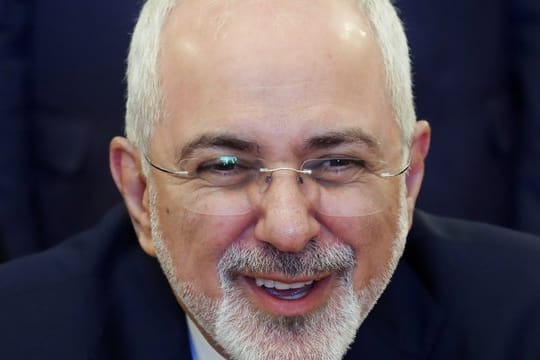 In Teheran kursieren Gerüchte, Außenminister Sarif wolle in New York eventuell ein Treffen mit der amerikanischen Seite am Rande der UN-Vollversammlung im September vorbereiten.