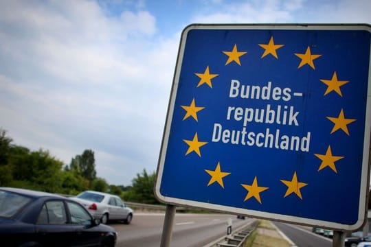 1,58 Millionen Menschen zogen 2018 aus dem Ausland nach Deutschland, 1,18 Millionen zogen weg.