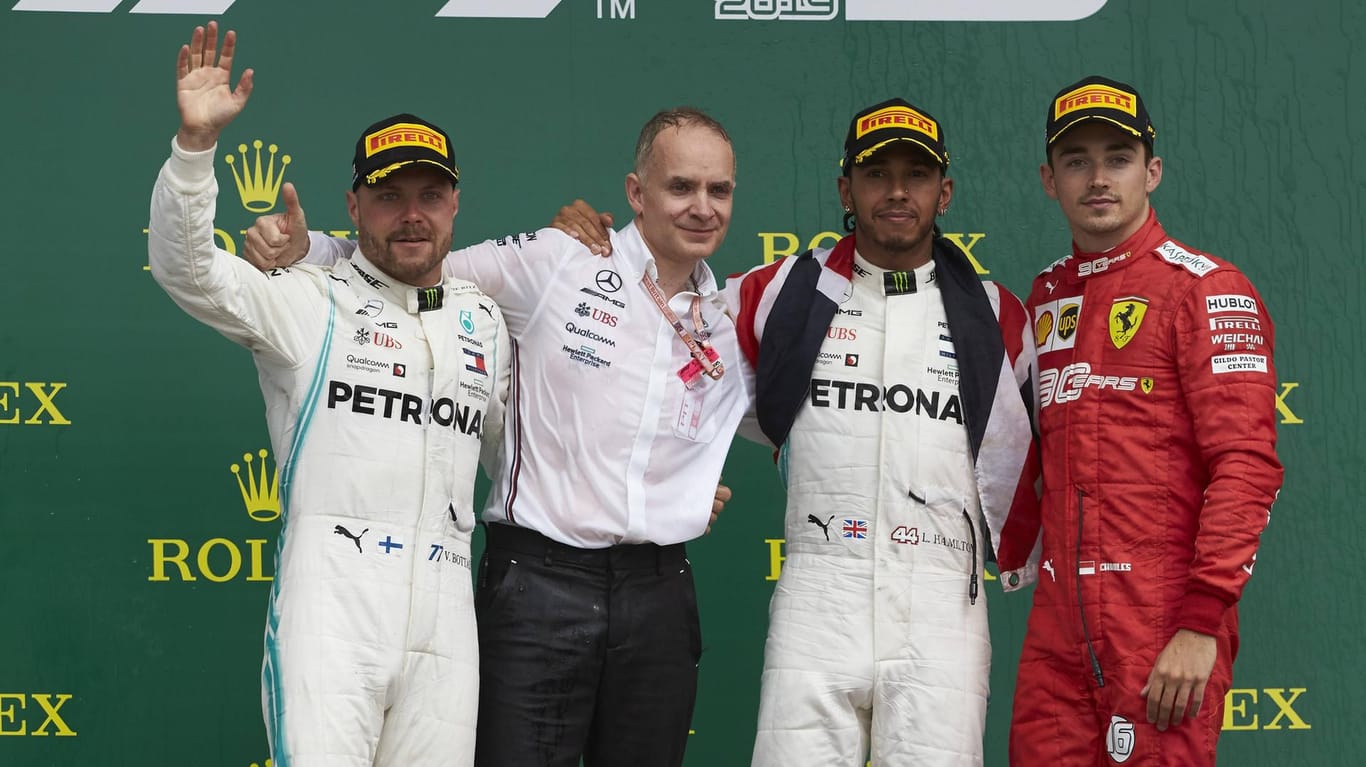 Das Podium in Silverstone mit dem Mercedes-Trio Valtteri Bottas (v.l.), Konstrukteur John Owen, Lewis Hamilton sowie Ferraris Charles Leclerc.