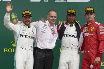 Das Podium in Silverstone mit dem Mercedes-Trio Valtteri Bottas (v.l.), Konstrukteur John Owen, Lewis Hamilton sowie Ferraris Charles Leclerc.