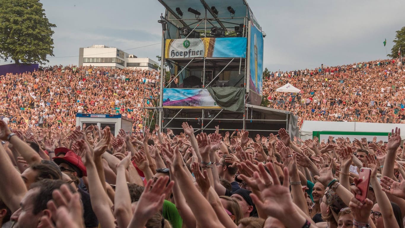 Menschen strecken die Hände in die Höhe: Beim "Fest" 2018 kamen 250 000 Besucher.