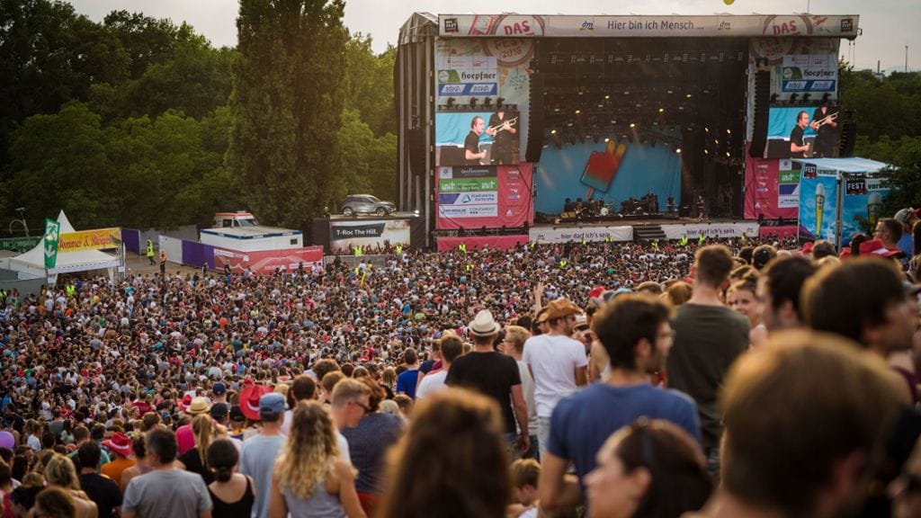 Besucher vor der Hauptbühne bei "Das Fest" 2018: Dieses Jahr treten dort Künstler wie Max Giesinger und die PxP Allstars auf.