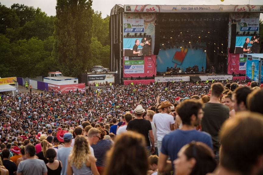 Besucher vor der Hauptbühne bei "Das Fest" 2018: Dieses Jahr treten dort Künstler wie Max Giesinger und die PxP Allstars auf.