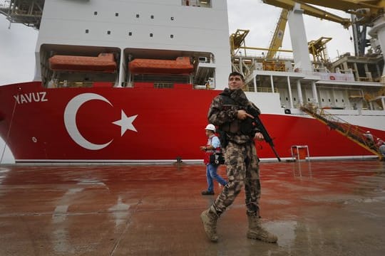 Das 230 Meter lange Spezialschiff "Yavuz" soll vor der Küste Zyperns nach Erdgas bohren.