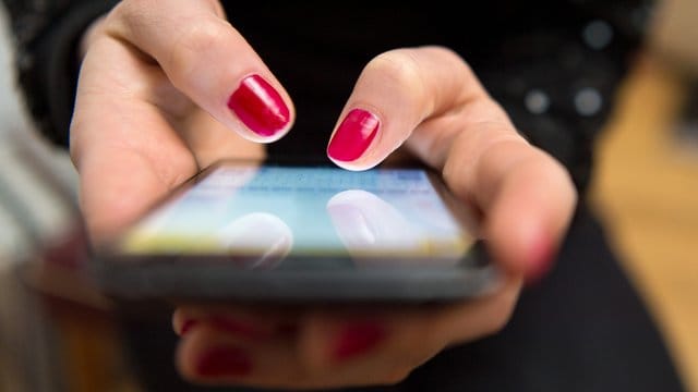 Laut Umfrage spielen die Menschen in Deutschland am liebsten auf dem Smartphone. Laut Umfrage spielen die Menschen in Deutschland am liebsten auf dem Smartphone.