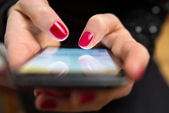 Laut Umfrage spielen die Menschen in Deutschland am liebsten auf dem Smartphone.