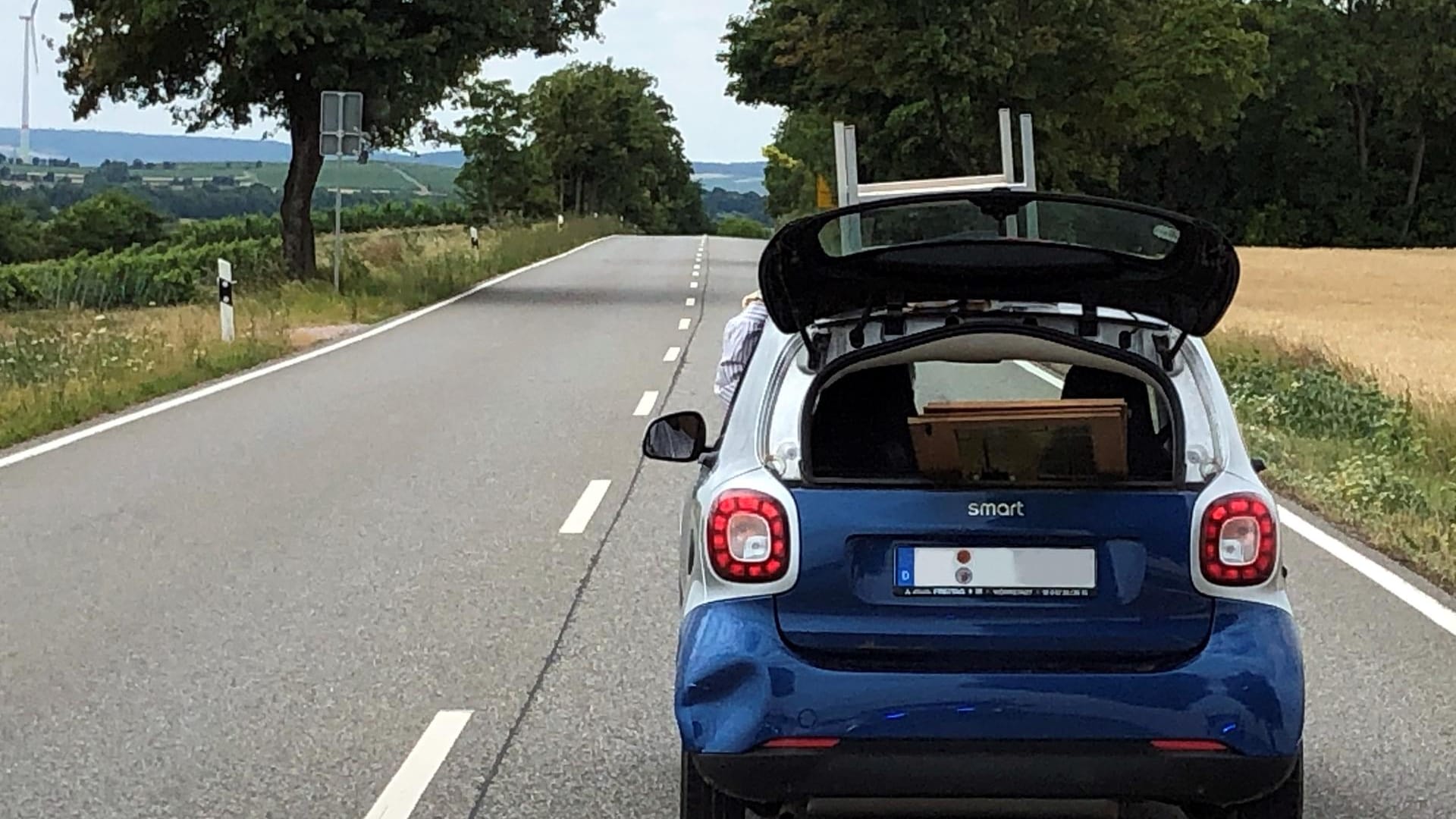 Ein voll beladener Smart: Der Fahrer transportierte einen Couchtisch auf dem Dach und hielt diesen mit der Hand fest. Ein voll beladener Smart: Der Fahrer transportierte einen Couchtisch auf dem Dach und hielt diesen mit der Hand fest.