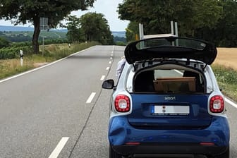 Ein voll beladener Smart: Der Fahrer transportierte einen Couchtisch auf dem Dach und hielt diesen mit der Hand fest.