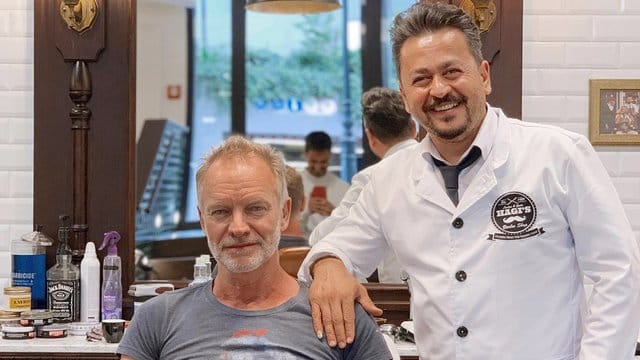 Sting beim Barbier: Hüssein Jumaa Abdulla mit seinem berühmten Gast. Sting beim Barbier: Hüssein Jumaa Abdulla mit seinem berühmten Gast.