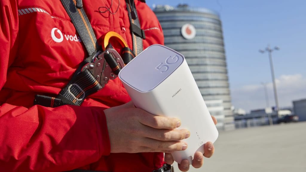 Ein Vodafone-Mitarbeiter hält einen "GigaCube 5G": Der mobile Router soll schnelle DSL-Leitungen zu Hause ersetzen können.