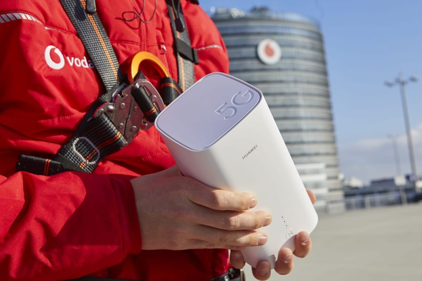 Ein Vodafone-Mitarbeiter hält einen "GigaCube 5G": Der mobile Router soll schnelle DSL-Leitungen zu Hause ersetzen können.