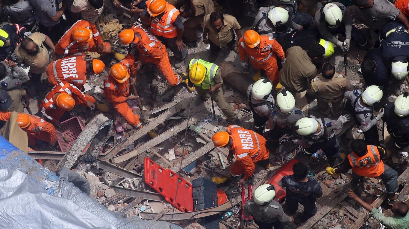 Rettungskräfte arbeiten an den Trümmern eines eingestürzten Gebäudes in Mumbai
