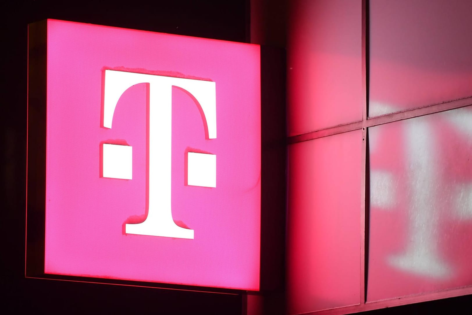 Das Telekom-Logo: Der Konzern erhöht ab September Tarife für Festnetzanschlüsse.