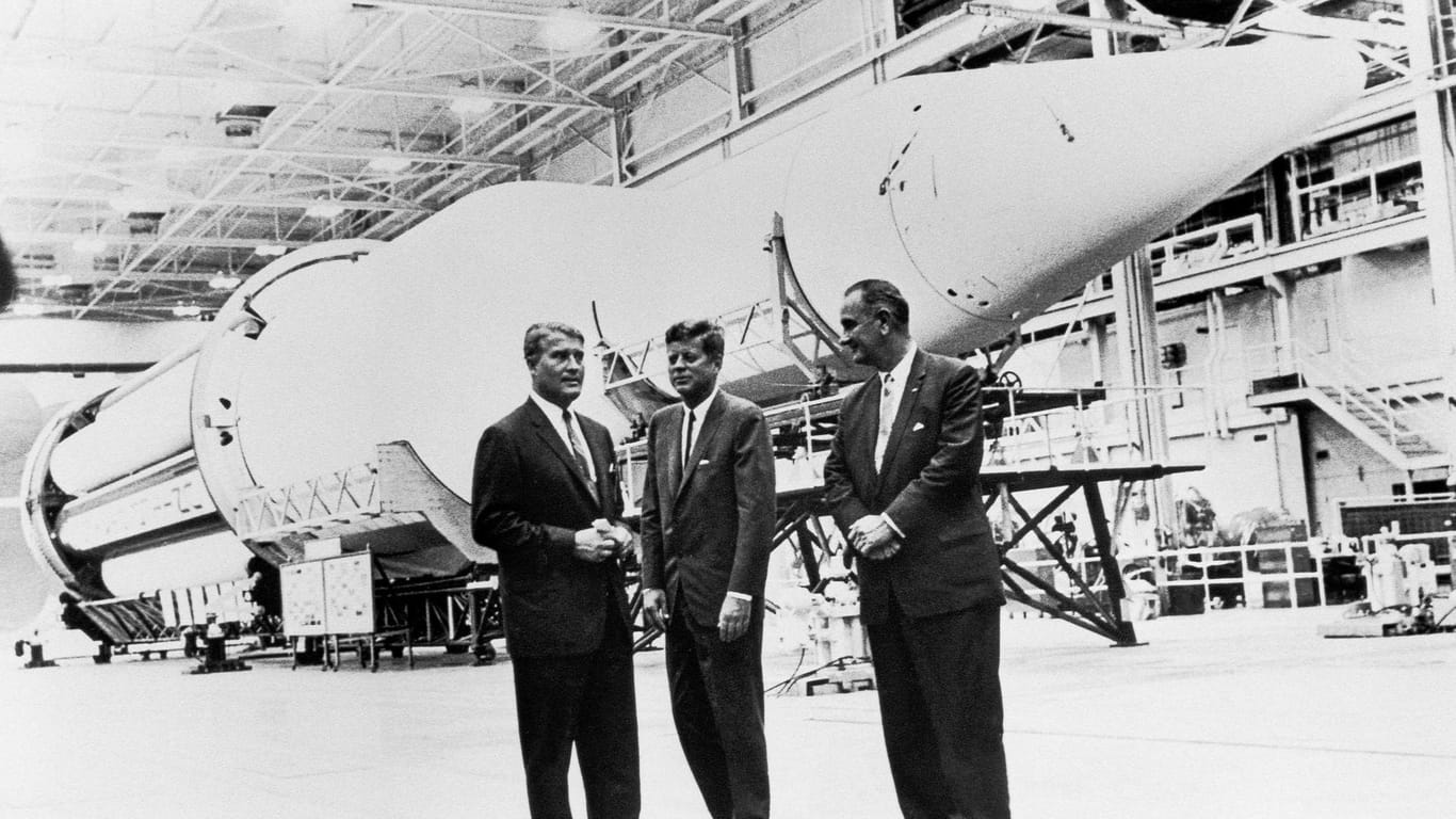 Wernher von Braun (l.) wurde in den USA Chef des "George Marshall Space Flight Centers" in Huntsville (Alabama). 1962 hatte er Präsident John F. Kennedy und dessen Vize Lyndon B. Johnson zu Gast.