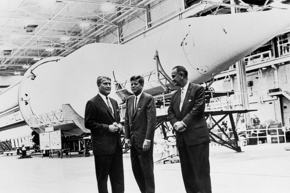 Wernher von Braun (l.) wurde in den USA Chef des "George Marshall Space Flight Centers" in Huntsville (Alabama). 1962 hatte er Präsident John F. Kennedy und dessen Vize Lyndon B. Johnson zu Gast.