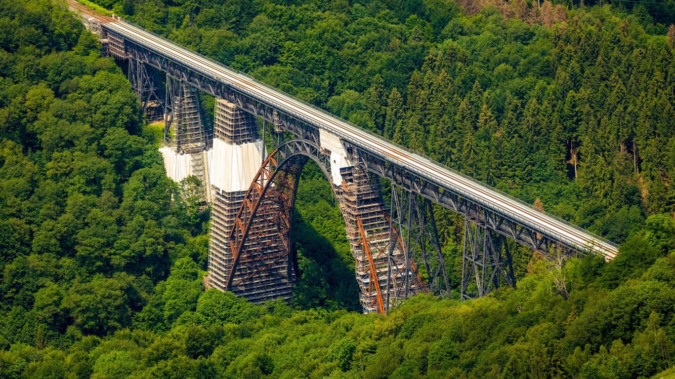 Luftbild von der Müngstener Brücke: Sie ist die höchste Eisenbahnbrücke Deutschlands.