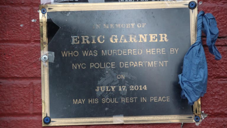 Eine Gedenkplakette neben dem Geschäft, vor dem Eric Garner starb.