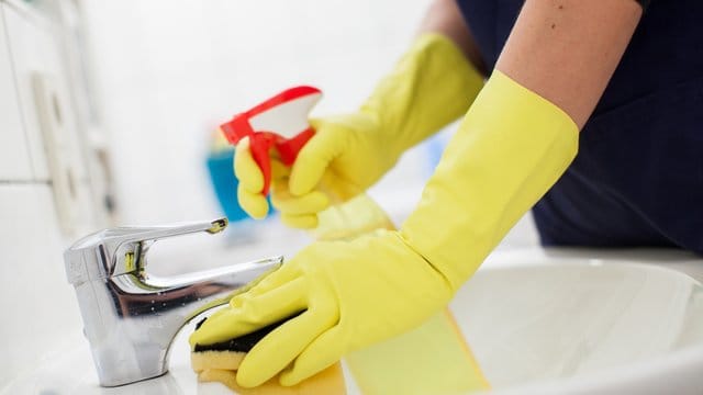 Wer zu Hause eine Haushaltshilfe beschäftigt, muss sie vorher anmelden. Wer zu Hause eine Haushaltshilfe beschäftigt, muss sie vorher anmelden.