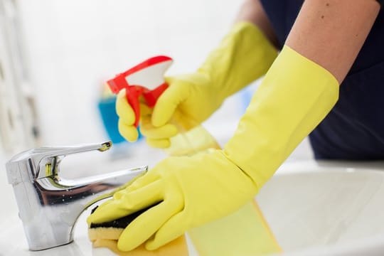 Wer zu Hause eine Haushaltshilfe beschäftigt, muss sie vorher anmelden. Wer zu Hause eine Haushaltshilfe beschäftigt, muss sie vorher anmelden.