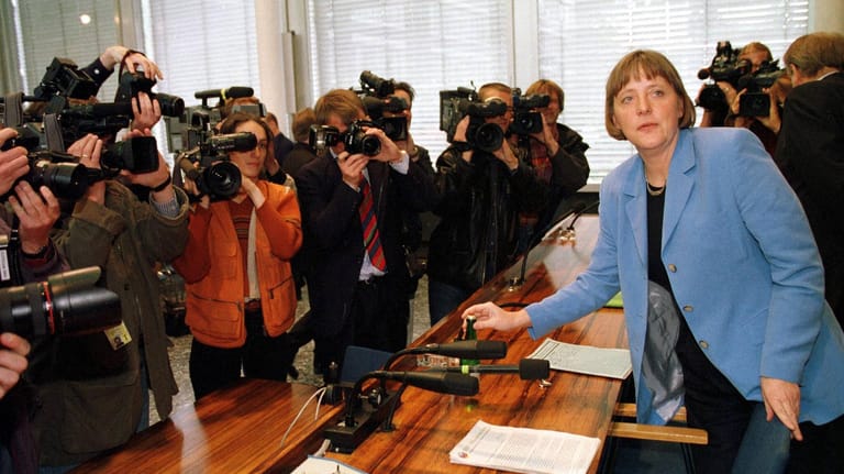 Angela Merkel folgte 1994 Klaus Töpfer im Umweltministerium nach: 1998, als dieses Foto entstand, folgte ihr dann Jürgen Trittin.