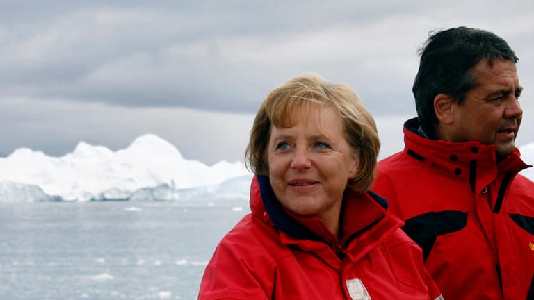 Angela Merkel und der damalige Umweltminister Sigmar Gabriel 2007 in Grönland: In roten Westen vor schmelzendem weißen Eis schufen sie Symbolfotos – aber noch keine Politik.