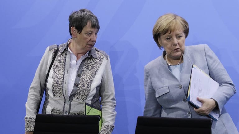 Barbara Hendricks (SPD) neben Angela Merkel: Die Kanzlerin nehme das Thema schon ernst, sagt Hendricks.