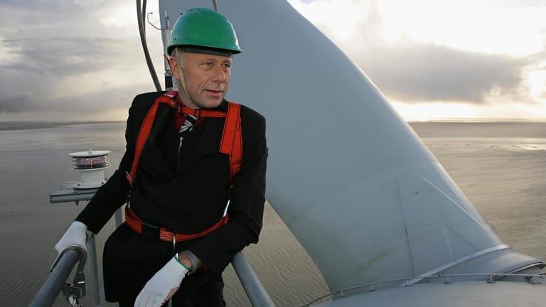 Jürgen Trittin 2005 auf einem Windrad: Die rot-grüne Regierung trieb den Ausbau der Erneuerbaren Energien voran.