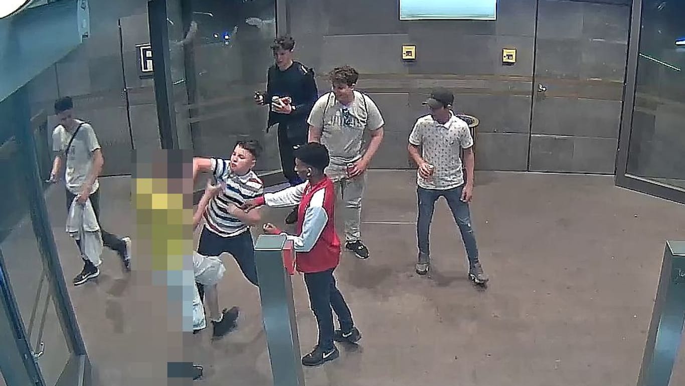 Jugendliche drängen in Essen einen jungen Mann auf Bahngleise: Mit diesem Bild fahndet die Polizei nach den Tätern.