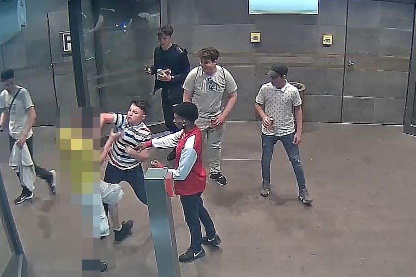 Jugendliche drängen in Essen einen jungen Mann auf Bahngleise: Mit diesem Bild fahndet die Polizei nach den Tätern.