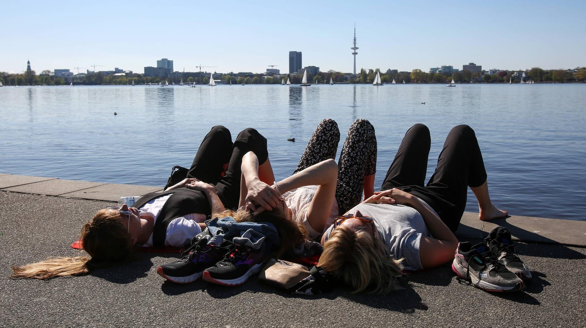 Sonne an der Alster in Hamburg: Das Freibad-Wetter kommt zurück: Zum Wochenende wird es mit Temperaturen von über 30 Grad wieder sommerlich, allerdings im Süden.