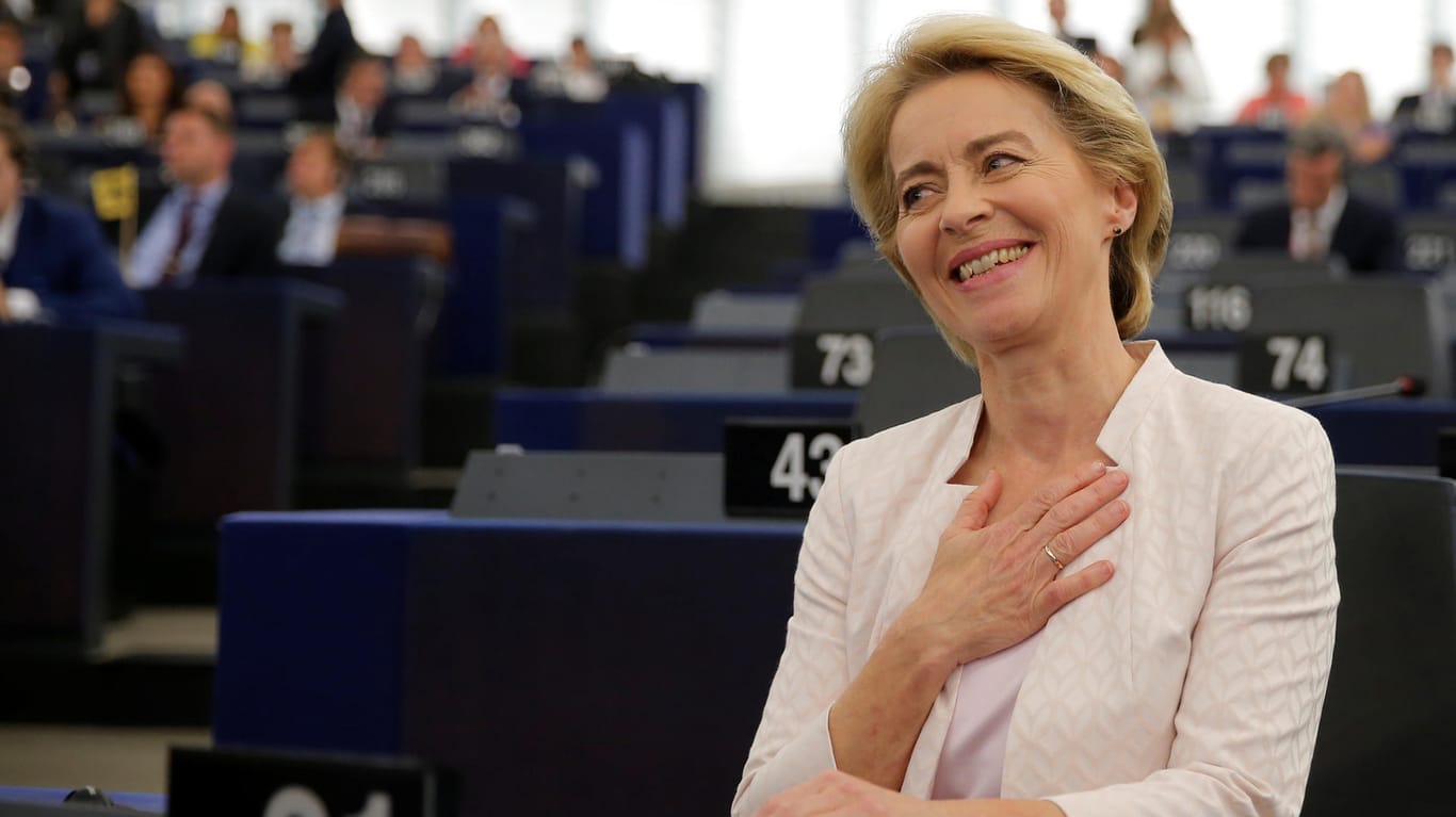 Ursula von der Leyen freut sich über das Wahlergebnis: Das Parlament hat sie zur neuen EU-Kommissionschefin gewählt.