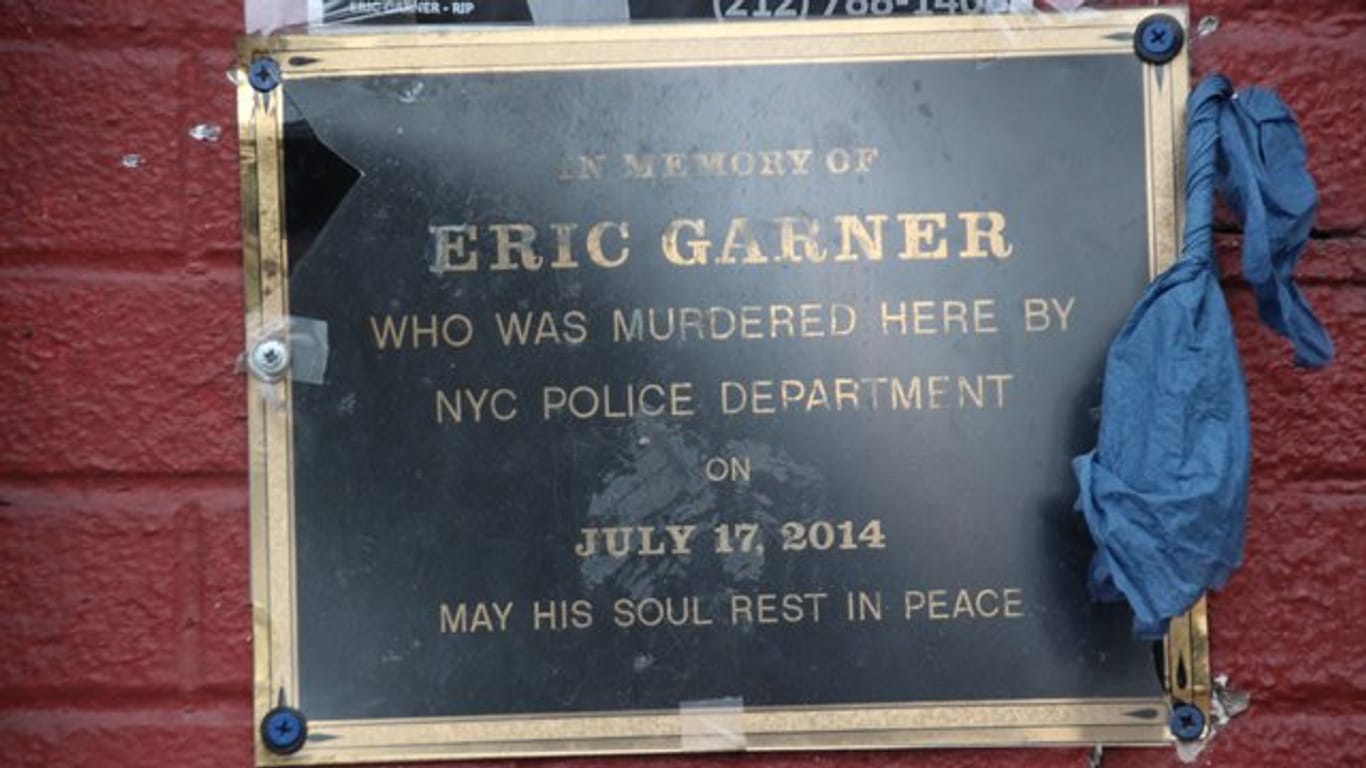 Eine Gedenktafel hängt neben einem Geschäft an der Bay Street am Tompkinsville Park im New Yorker Viertel Staten Island, vor dem Eric Garner starb.