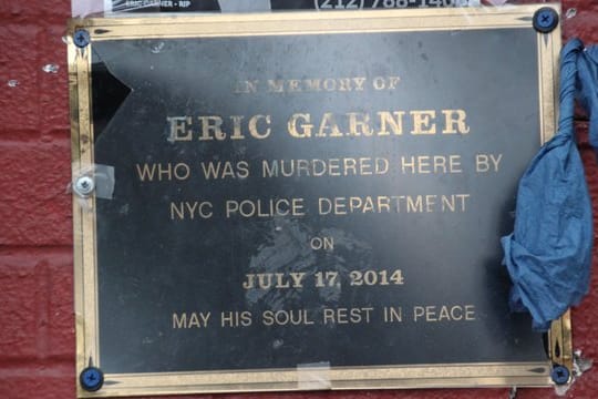 Eine Gedenktafel hängt neben einem Geschäft an der Bay Street am Tompkinsville Park im New Yorker Viertel Staten Island, vor dem Eric Garner starb.
