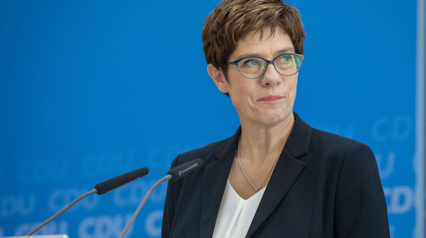 Annegret Kramp-Karrenbauer: Die CDU-Chefin wechselt nun angeblich doch ins Kabinett.