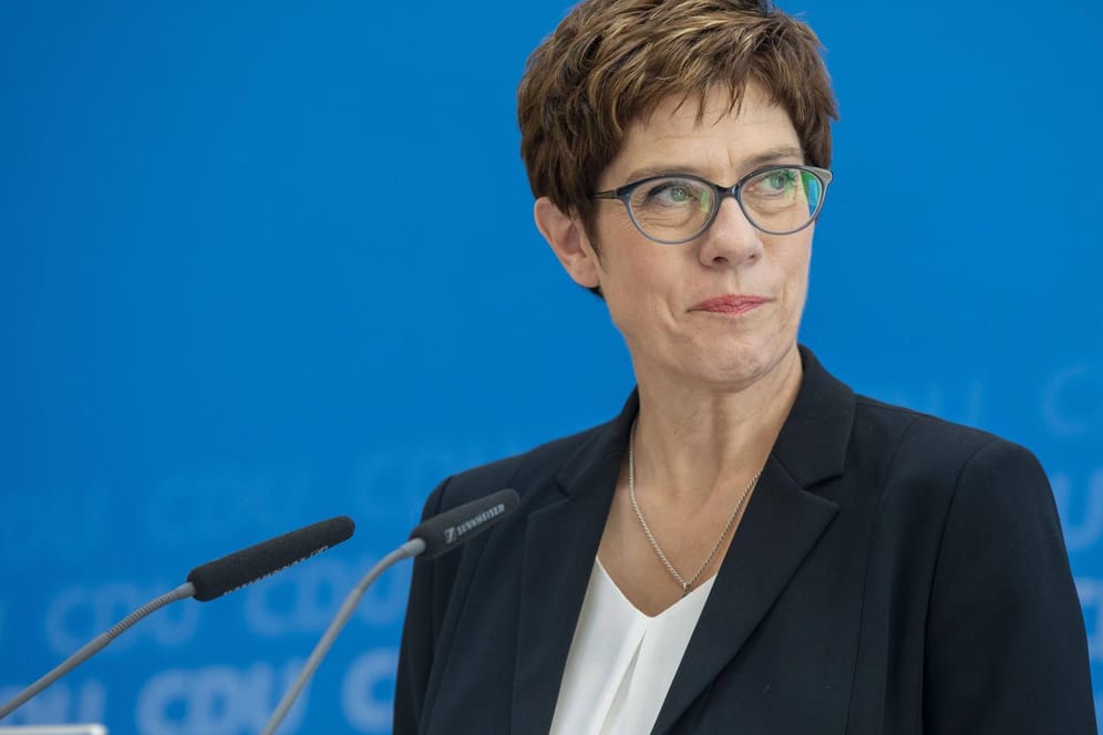 Annegret Kramp-Karrenbauer: Die CDU-Chefin wechselt nun angeblich doch ins Kabinett.