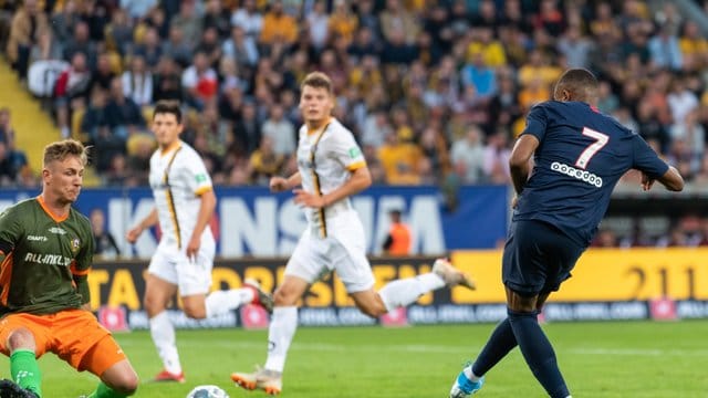 Weltmeister Kylian Mbappe (r) lässt Dynamo-Keeper Kevin Broll keine Chance und schiebt zum 3:0 für PSG ein. Weltmeister Kylian Mbappe (r) lässt Dynamo-Keeper Kevin Broll keine Chance und schiebt zum 3:0 für PSG ein.