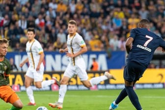 Weltmeister Kylian Mbappe (r) lässt Dynamo-Keeper Kevin Broll keine Chance und schiebt zum 3:0 für PSG ein.