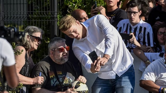 Buongiorno Turin: Matthijs de Ligt wird von Juve-Fans empfangen.