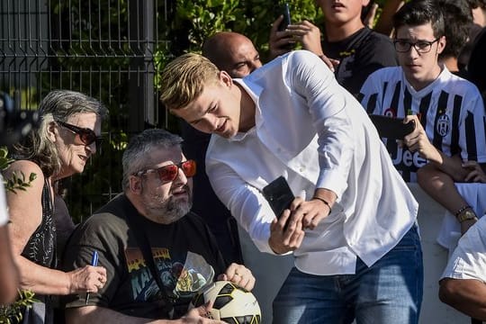 Buongiorno Turin: Matthijs de Ligt wird von Juve-Fans empfangen.