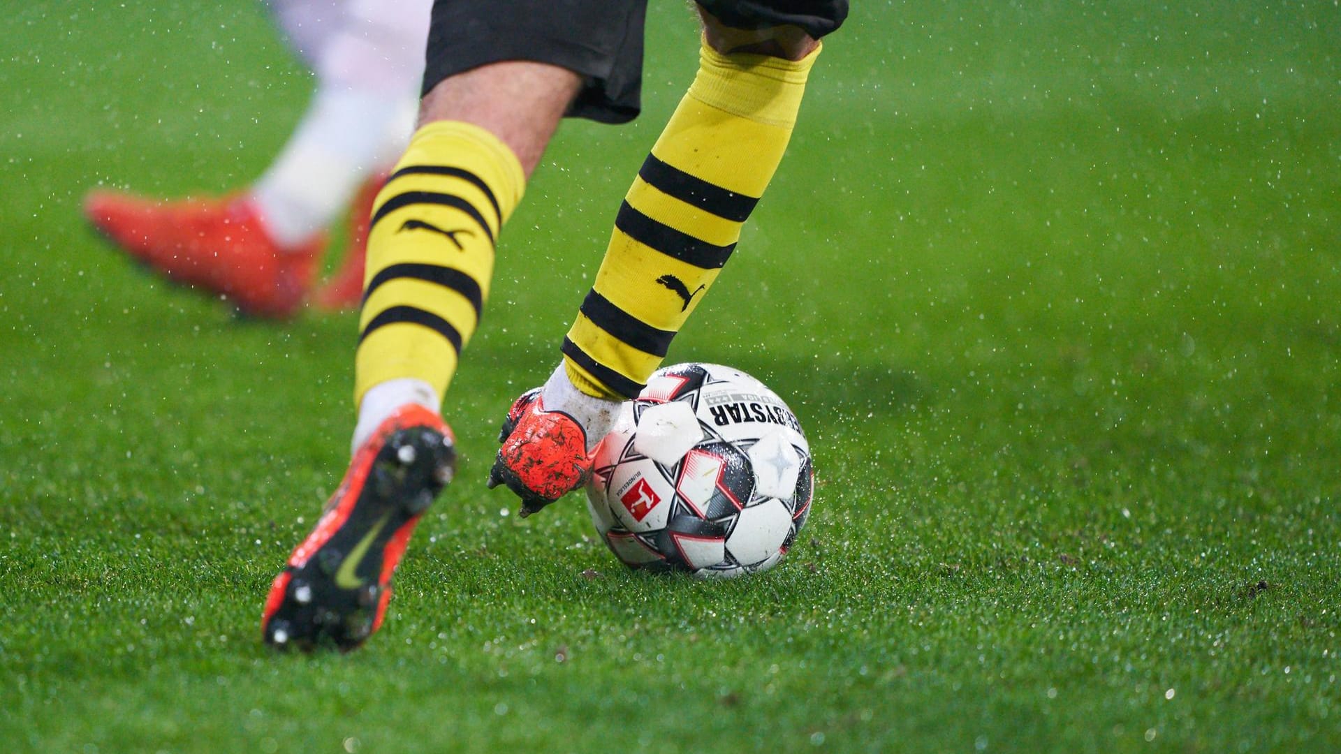 Mario Götze in Pumasocken: Der neue Vertrag soll dem BVB mehr als 300 Millionen Euro einbringen.