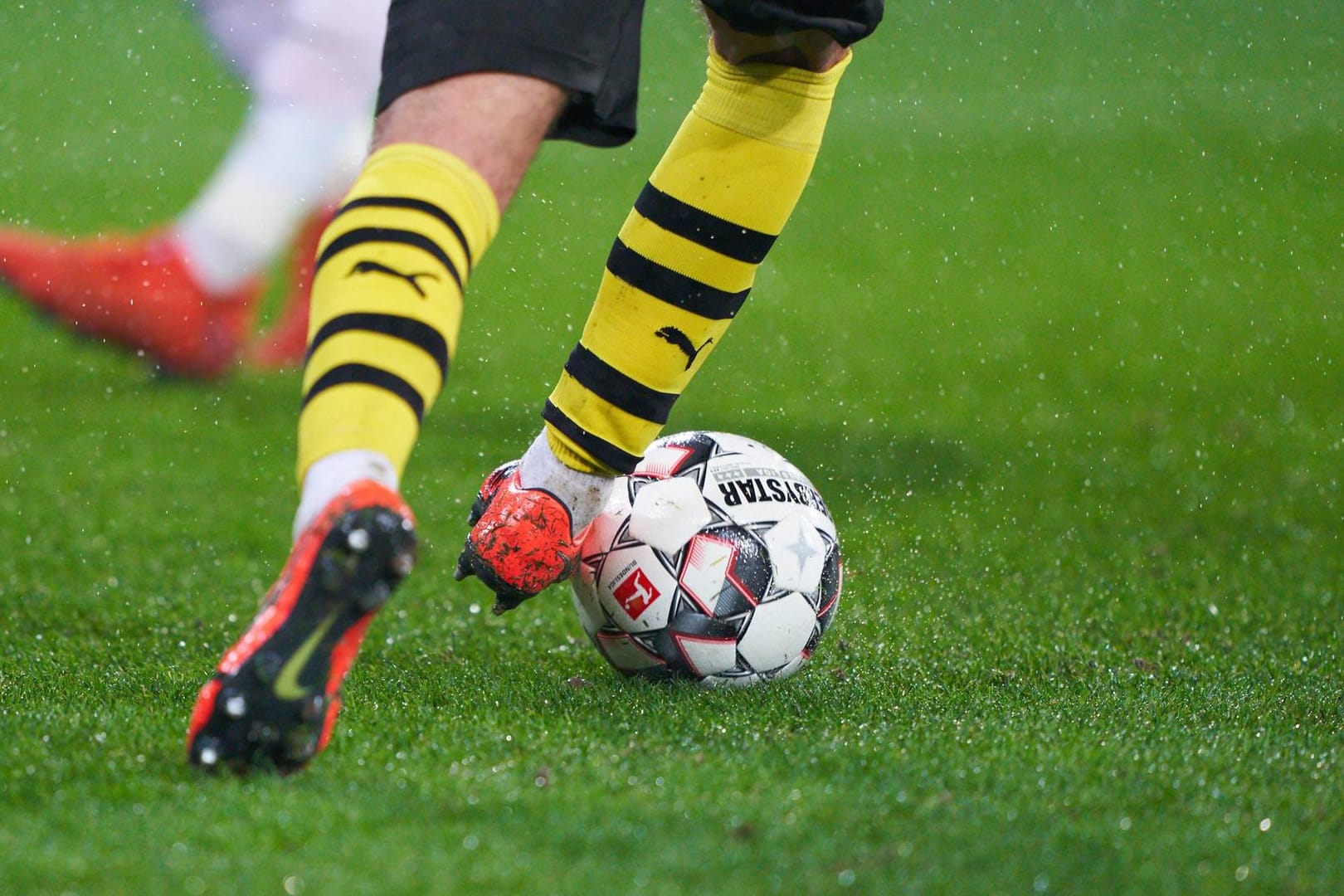 Mario Götze in Pumasocken: Der neue Vertrag soll dem BVB mehr als 300 Millionen Euro einbringen.